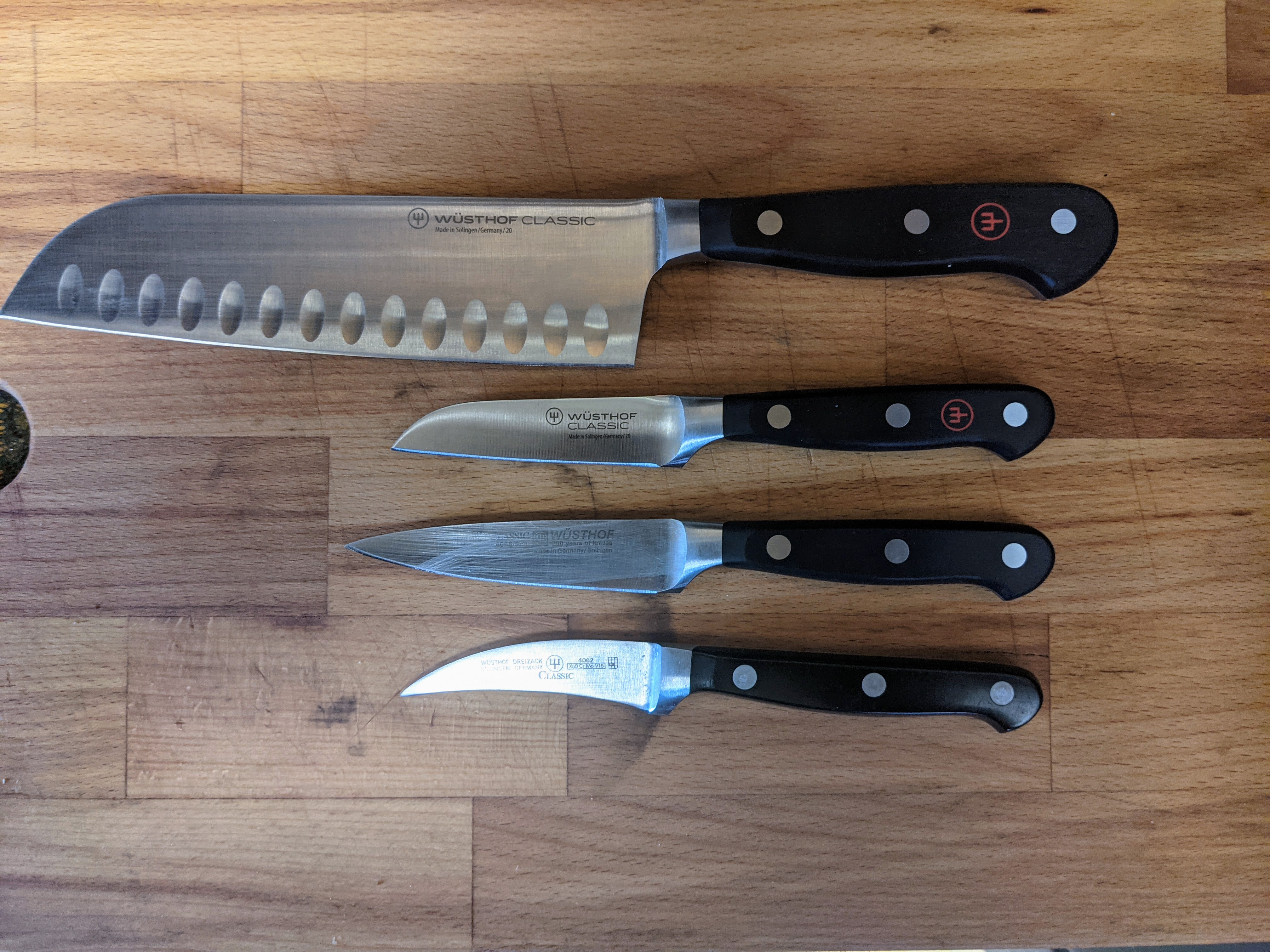 Wüsthof Classic Set 2 Coltelli Santoku + Spelucchino Forgiati